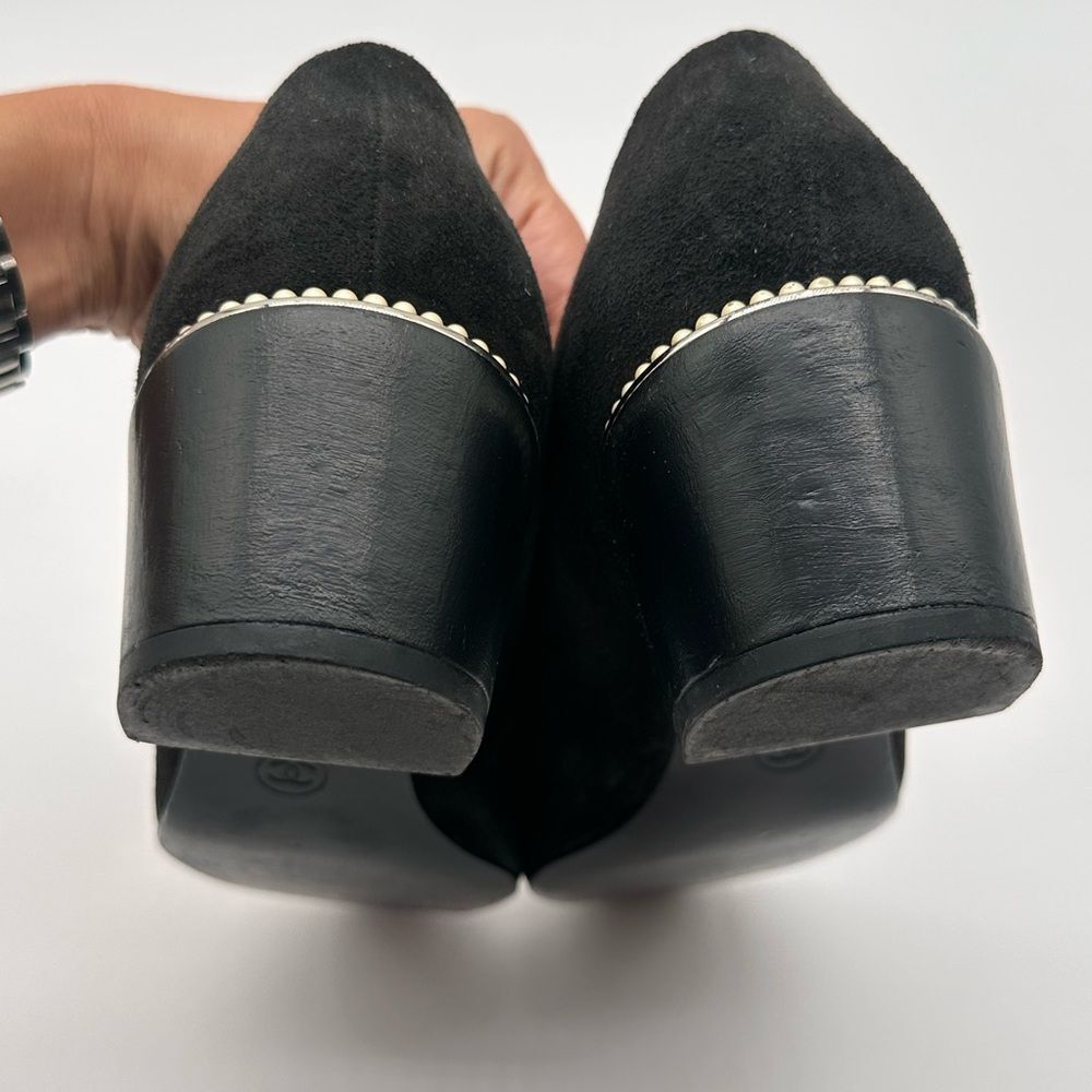 CHANEL CC Logo Quilted Cap Toe Suede Black Pumps Pearl Heels EU 41 C US 10-10.5 - Picture 9 of 15
